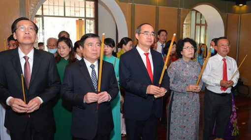 Lãnh đạo TPHCM dâng hương Chủ tịch Hồ Chí Minh và Chủ tịch Tôn Đức Thắng