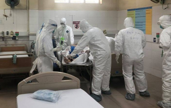 Tối 12/11, một nữ chuyên gia mắc COVID-19 trên chuyến bay về từ Ấn Độ