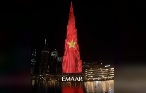 Quốc kỳ Việt Nam tỏa sáng trên tòa tháp cao nhất thế giới Burj Khalifa