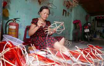 Xóm lồng đèn lâu đời nhất Sài Gòn lo tàn lụi vì COVID-19