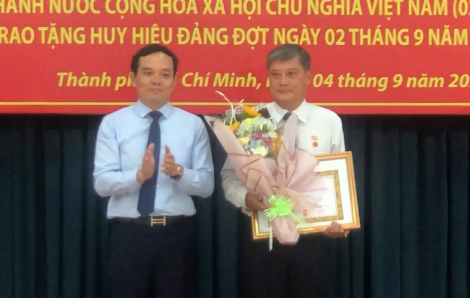 Ông Nguyễn Văn Đua nhận Huy hiệu 45 năm tuổi Đảng