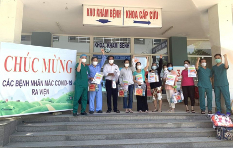Bé gái 20 tháng tuổi và 13 bệnh nhân tại Đà Nẵng khỏi COVID-19, xuất viện