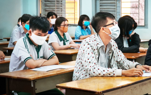 Tăng học phí đột ngột, tân sinh viên tá hỏa