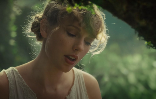 Taylor Swift “xô ngã” kỷ lục mọi thời đại của Whitney Houston