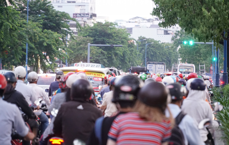 Khắc phục lôi thôi tại các điểm thi công rào chắn ở quận 4