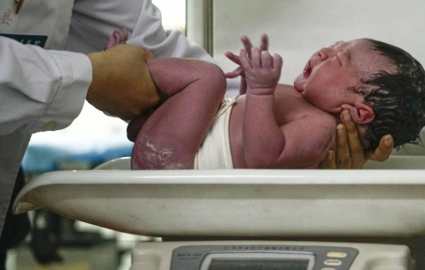 Tỷ lệ sinh của Trung Quốc giảm xuống mức thấp nhất trong vòng 6 thập niên