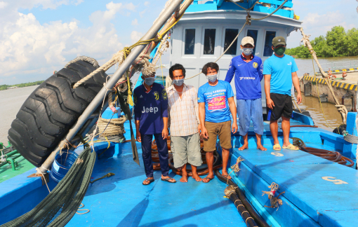 Bắt tàu cá chở 70.000 lít dầu không rõ nguồn gốc