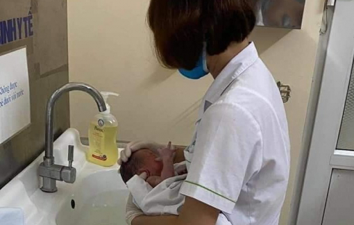 Bé sơ sinh bị bỏ rơi trong khe tường được xuất viện