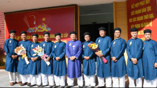 Áo dài theo bước nam nhi