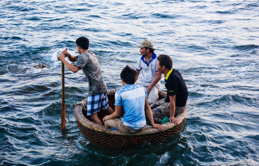 Chênh vênh ra biển bằng thúng ở Đại Lãnh