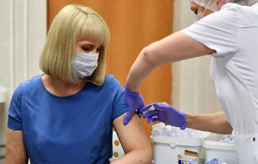 Tạm ngưng thử nghiệm vắc-xin Oxford: Bước đi thận trọng tránh vết xe đổ ở thế kỷ XX