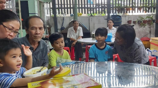Xoa dịu nỗi đau của ba đứa bé mồ côi