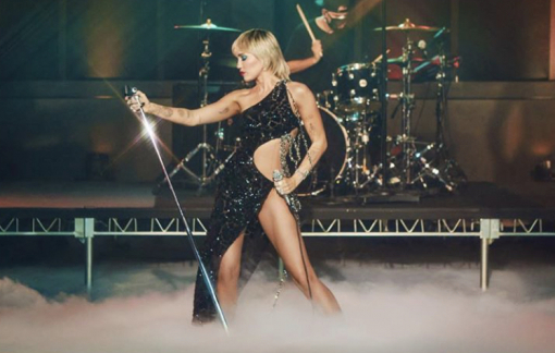 Miley Cyrus gợi cảm trong thiết kế của Công Trí