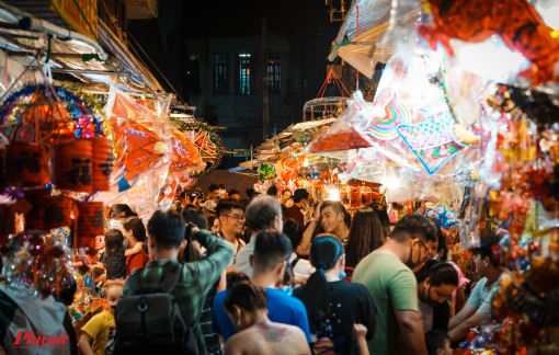 Phố lồng đèn e dè hoạt động lại trong trạng thái "bình thường mới"