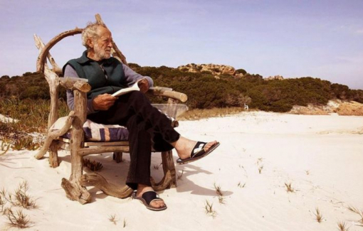 "Robinson Crusoe 81 tuổi" bị buộc rời hòn đảo thiên đường