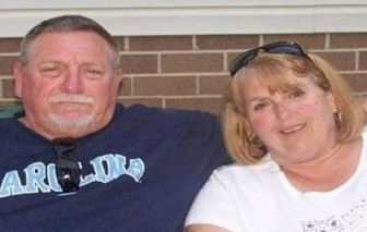 Sau gần 50 năm chung sống, đôi vợ chồng nắm tay nhau cùng trút hơi thở cuối cùng vì COVID-19