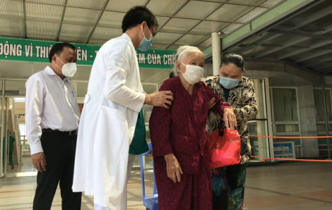 Cụ bà 100 tuổi, mắc nhiều bệnh nền ở Quảng Nam chiến thắng COVID-19