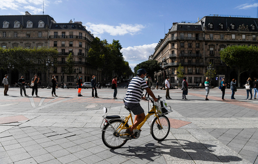 Dịch COVID-19 diễn tiến tồi tệ ở Pháp, trẻ em lan truyền virus