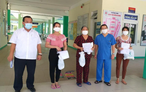 Điều dưỡng của Bệnh viện Đà Nẵng và 4 bệnh nhân COVID-19 khỏi bệnh