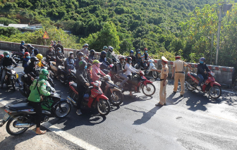 Cách ly 14 ngày với hơn 400 học sinh Lào trở lại Huế