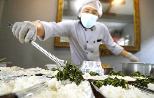 Chung tay chống dịch: “Bao ăn” cho bác sĩ và bệnh nhân