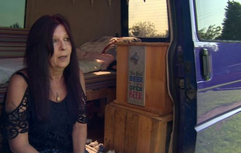 Khủng hoảng nhà ở Anh: Người phụ nữ 59 tuổi sống trong xe hơi!