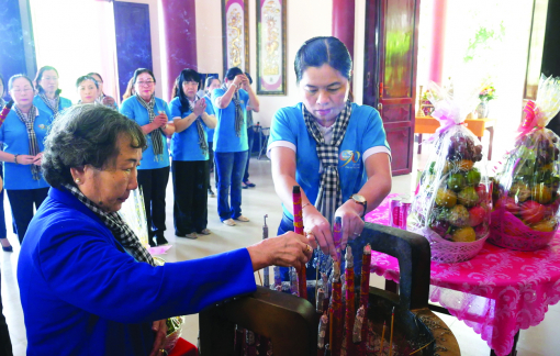 Dâng hương và báo công lên cô Ba Định