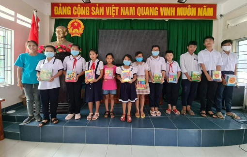 Trao “học bổng gạo” cho con