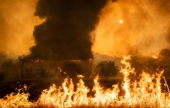 Gió lớn làm bùng lên những đám cháy rừng chết người ở California