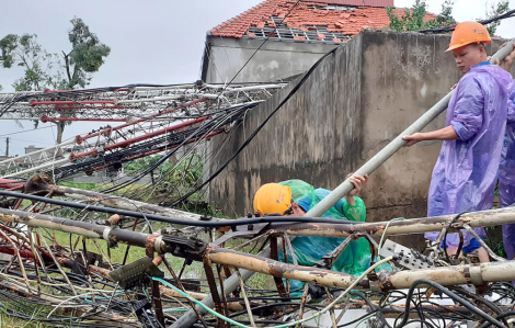 Giông lốc quật đổ cột ăng ten, hàng trăm nhà dân bị tốc mái