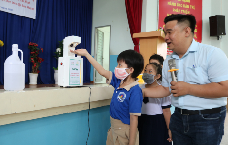 Tặng máy rửa tay tự động cho các trường học