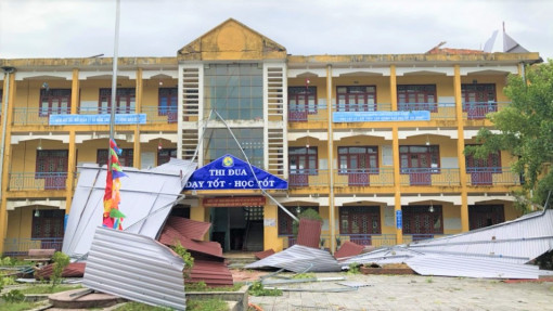 Thừa Thiên - Huế: Trường học tan hoang sau bão dữ