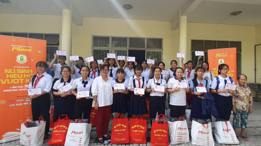 Tiếp sức nữ sinh Đất Thép trên hành trình tìm con chữ