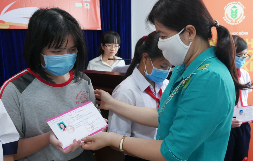 Báo Phụ Nữ TPHCM tiếp tục trao tặng học bổng "Nữ sinh hiếu học, vượt khó" tại quận 8