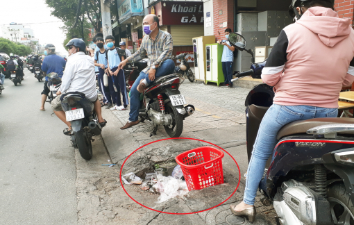 Đang mùa mưa, người dân lại đua nhau bít cống