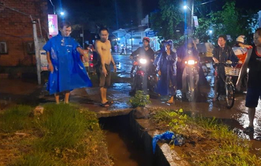 Mưa lớn, 1 người rớt xuống cống bị nước cuốn mất tích