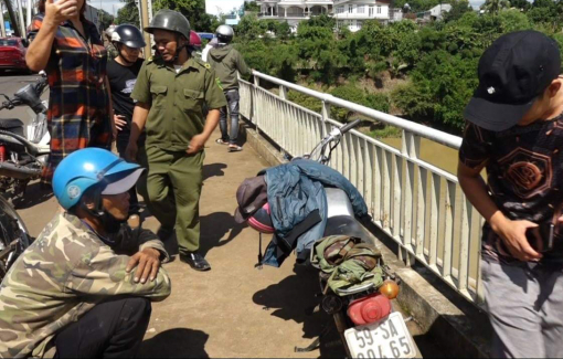 Nhảy cầu tự tử khi nhiều người đang tìm kiếm người tự tử khác