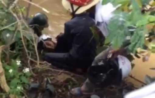 Phát hiện thi thể 2 thanh niên bên cạnh chiếc xe máy