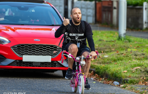 Ông bố "soái ca" vượt 300km bằng xe đạp tí hon gây quỹ từ thiện