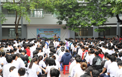 Trao nón bảo hiểm và tặng xe đạp điện cho học sinh hoàn cảnh khó khăn
