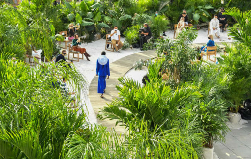 Thời trang sống chung với đại dịch, nhìn từ các tuần lễ thời trang thế giới