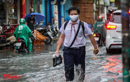 Trung tâm quận 1 thành "sông", học sinh bì bõm lội nước về nhà