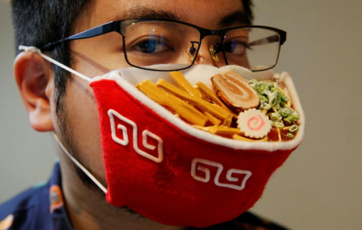 Chiếc khẩu trang kỳ lạ, biến sự bất tiện của người đeo kính cận thành ưu điểm