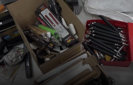 Kiểm tra ''shop hàng hiệu'' phát hiện hơn 1.800 hung khí