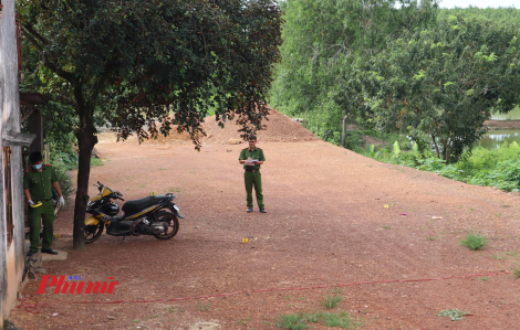 Mâu thuẫn gia đình, người đàn ông dùng kéo đâm vợ cũ tử vong, hàng xóm nguy kịch