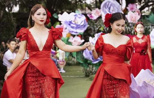 Chị em Cẩm Ly - Minh Tuyết bất ngờ ‘đại náo’ sàn diễn Pink Garden show