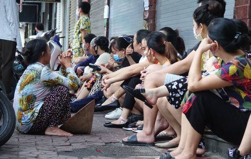 Xếp hàng từ 5g sáng để mua bánh trung thu