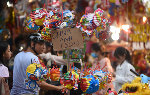 Phố Hàng Mã chật cứng người, tiểu thương treo bảng thu tiền chụp ảnh