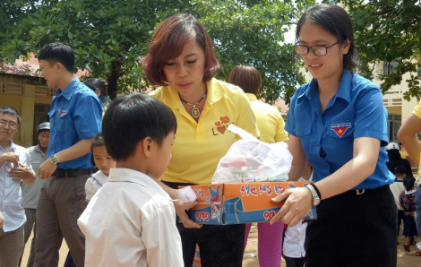 Quà và học bổng cho học sinh tỉnh Đắk Nông