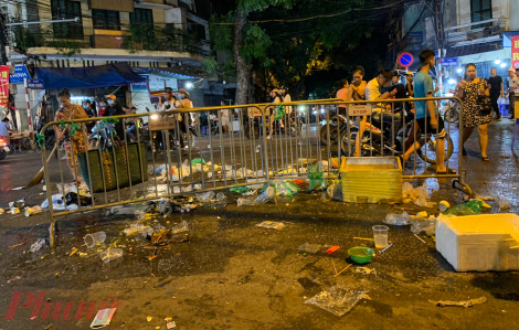 Sau đêm Trung thu, phố Hàng Mã ngập trong rác